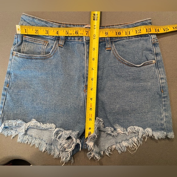 Odica cut off jean shorts, size small - Picture 4 of 5